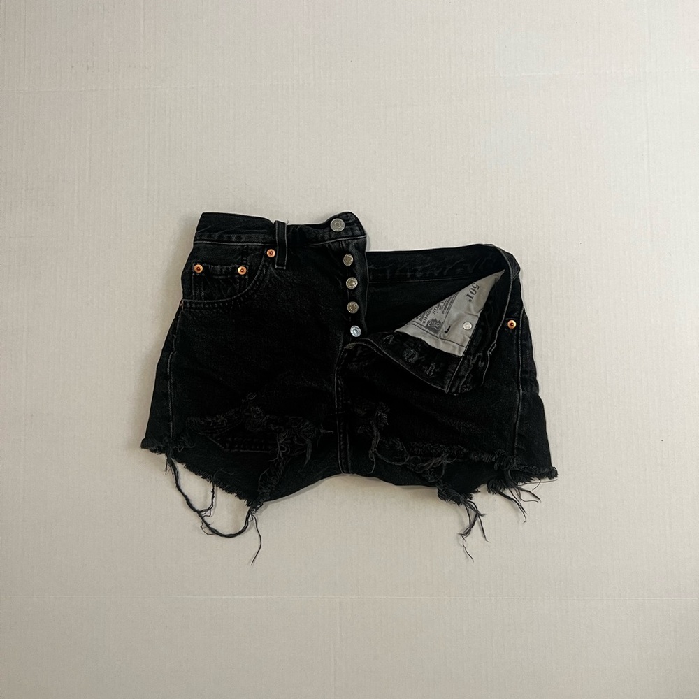 Black high waited Levi’s 501 jean shorts, size 25! Great condition